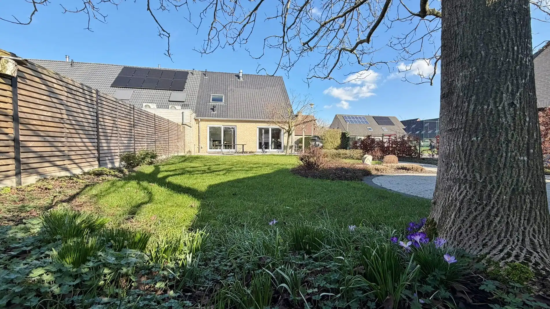 Halfopen bebouwing in rustige, kindvriendelijke straat met garage en zonnige tuin.  foto 19