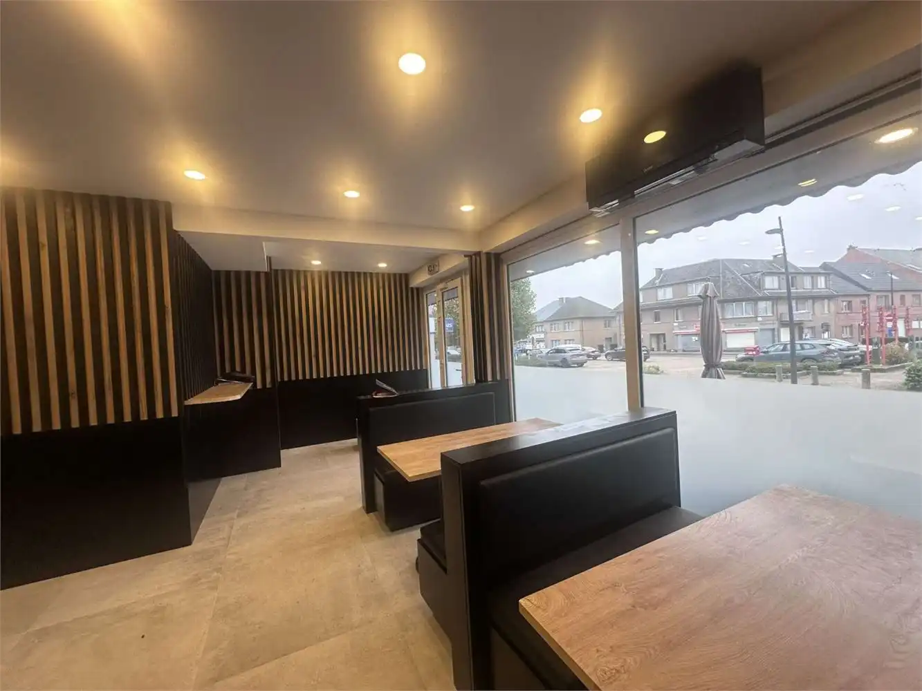 COMPLEET VERNIEUWD EN INSTAPKLAAR COMMERCIEEL GELIJKVLOERS foto 15