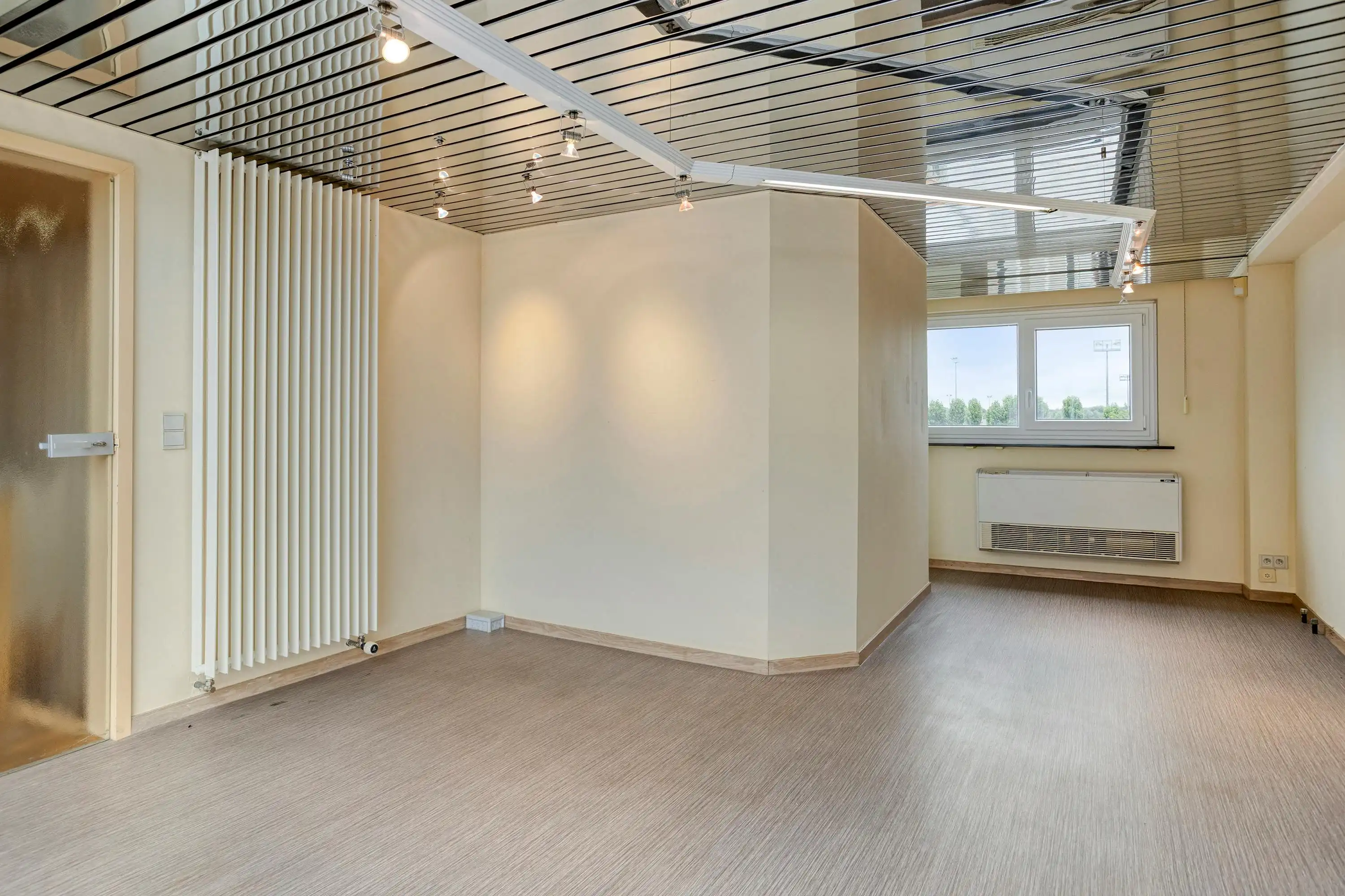 Instapklaar huis met 4 kamers en atelier te koop in Waregem foto 7