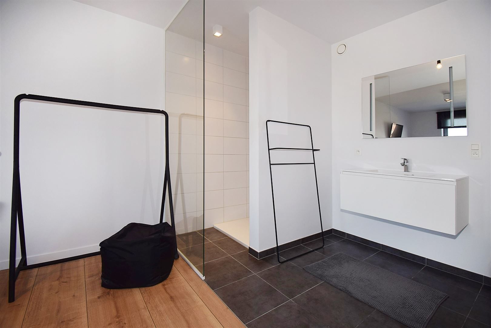 Goed gelegen appartement met parking en berging foto 9