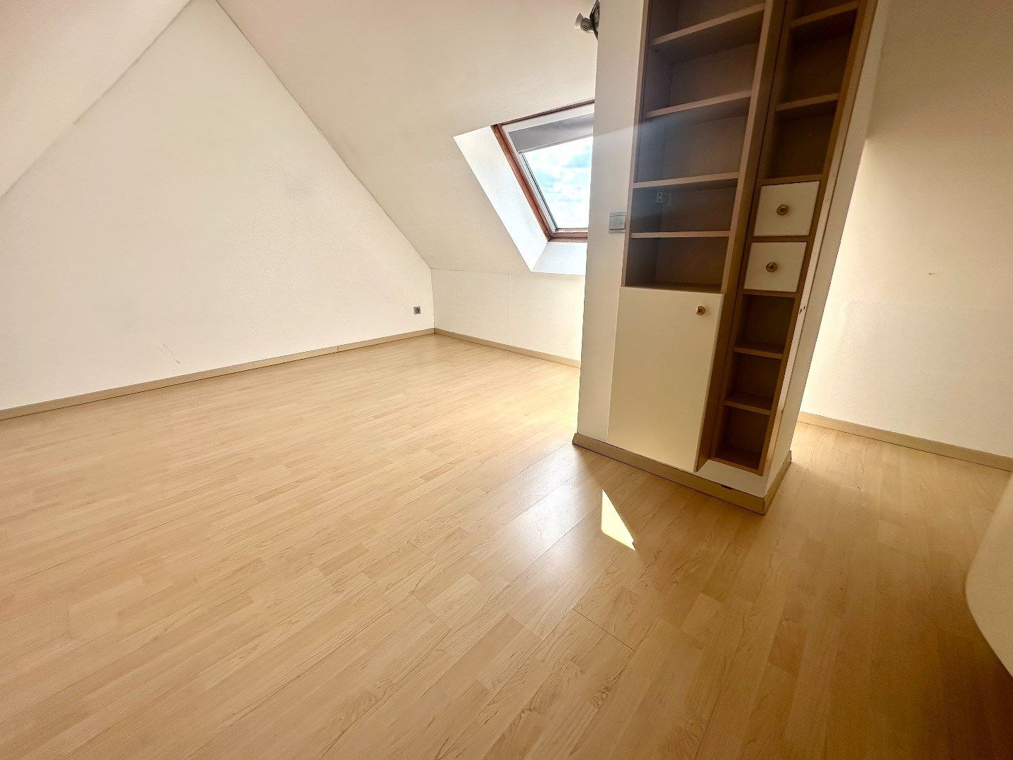 Gezellig duplex-appartement met terras en autostandplaats in rustige wijk te Hasselt foto 11