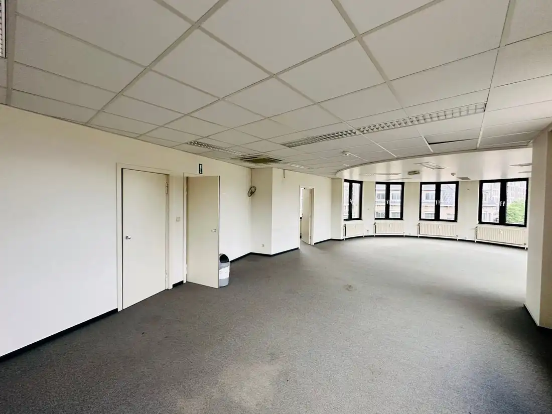 Iconisch kantorencomplex of commerciële ruimte te Hasselt centrum foto 9