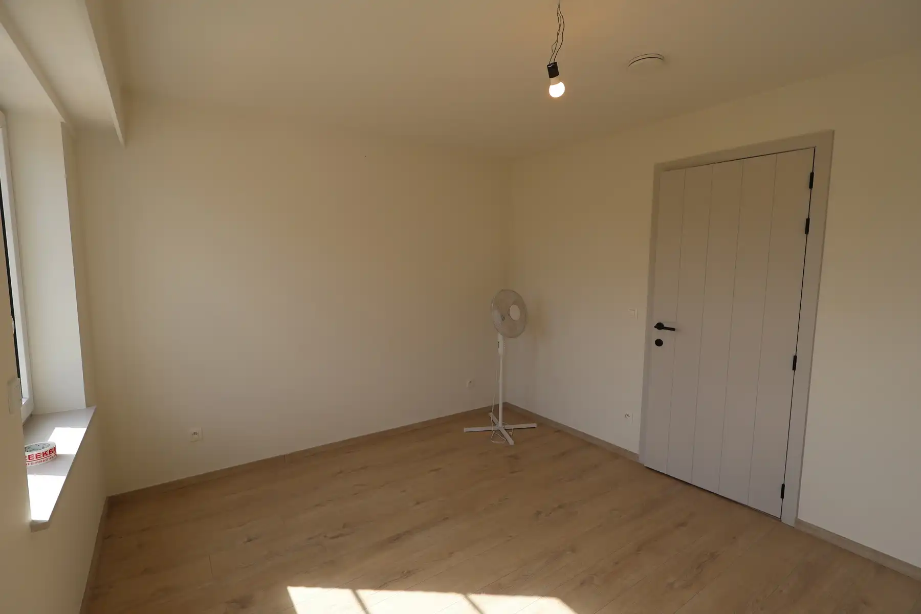 Een ruime nieuwbouwwoning met 3 slaapkamers, terras, tuin en garage.  foto 13