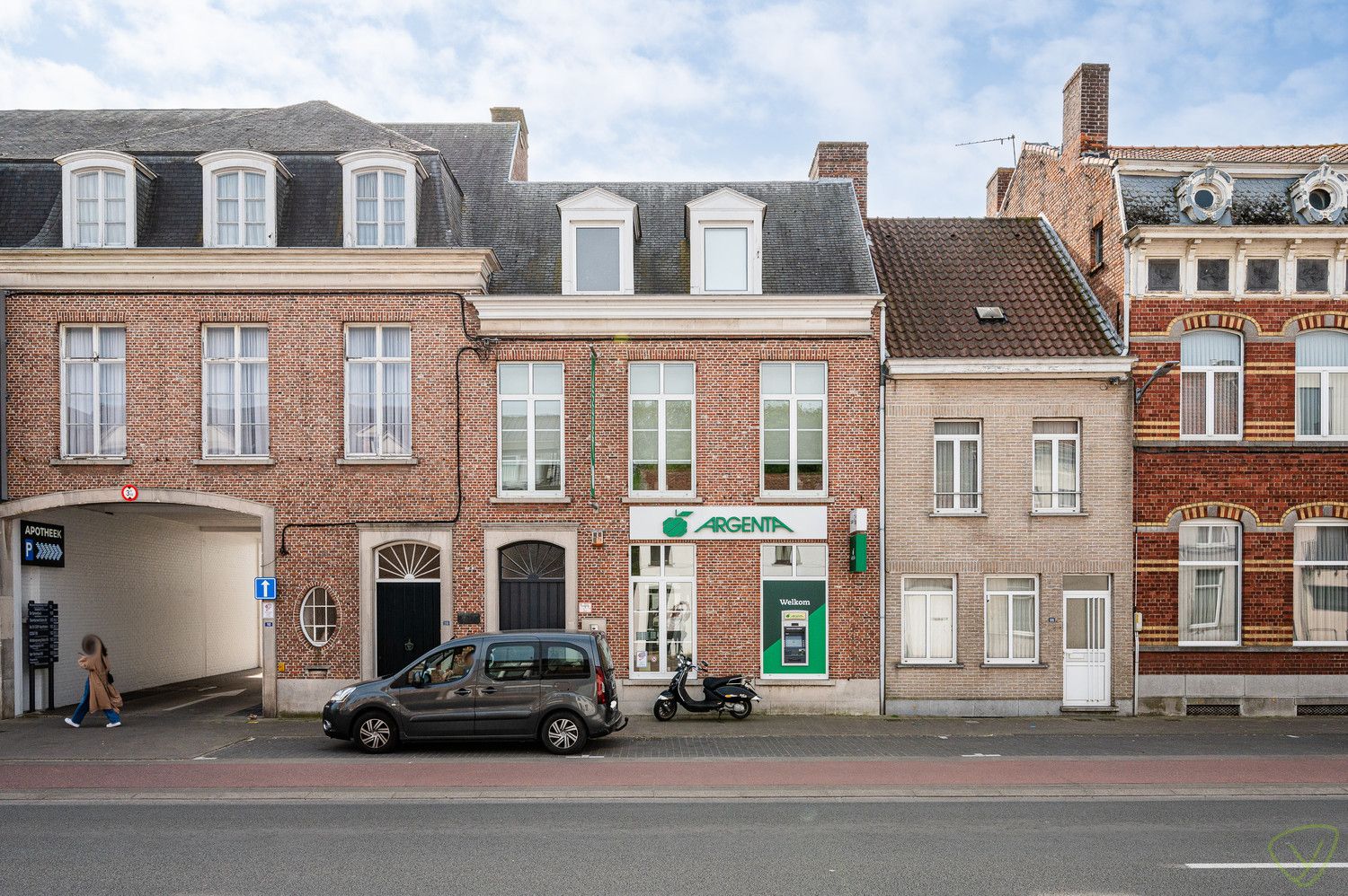 Uitzonderlijke handelswoning op een topligging en instapklaar kantoor! foto {{pictureIndex}}