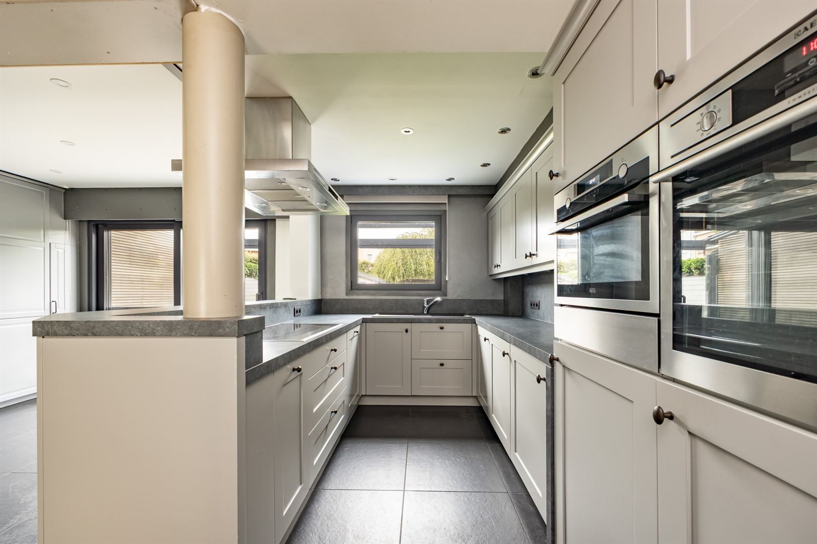 Ruim wonen in Merksem met tuin en terras foto 6