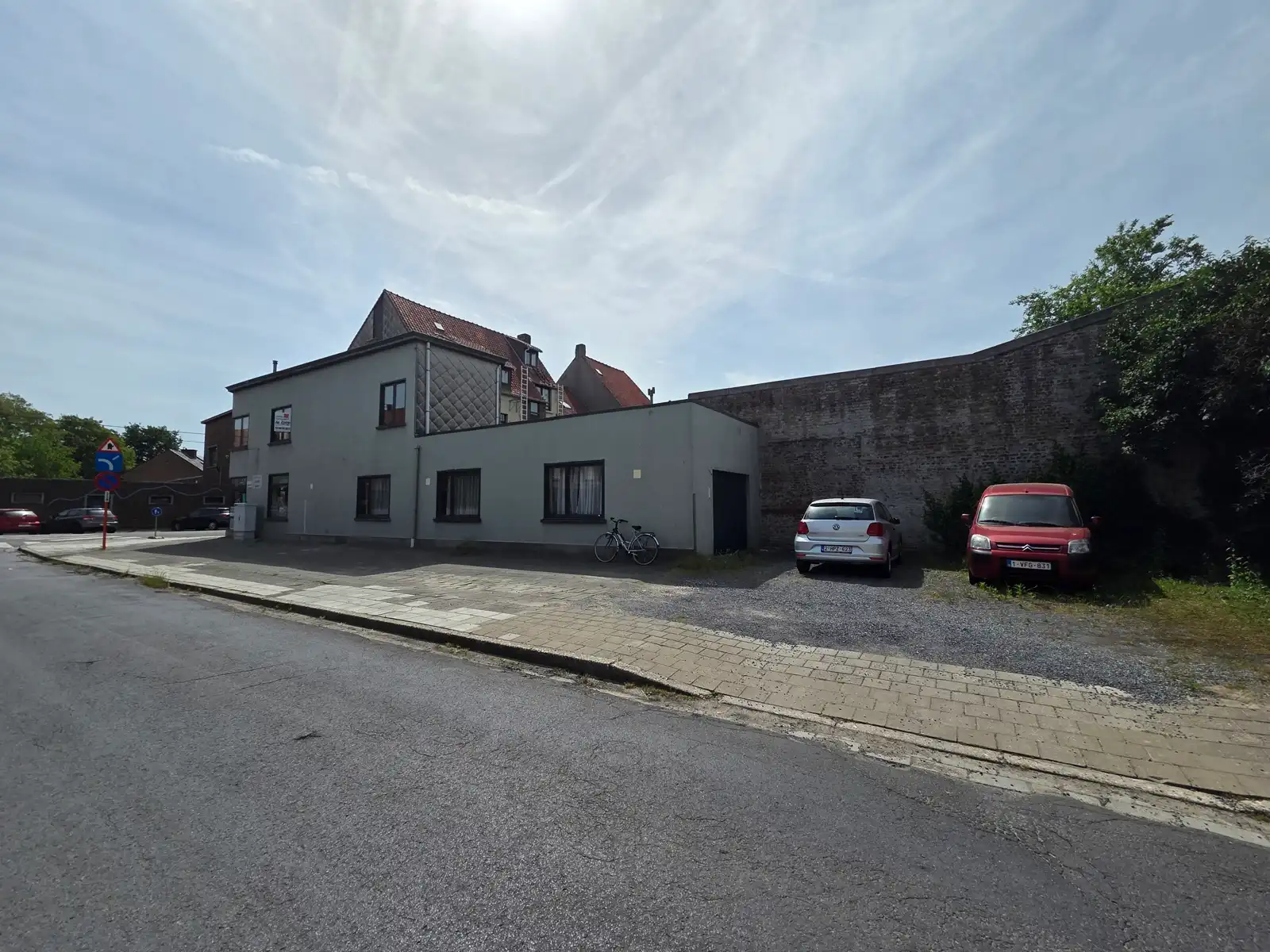 Handelsgelijkvloers met woonst en garage foto 2