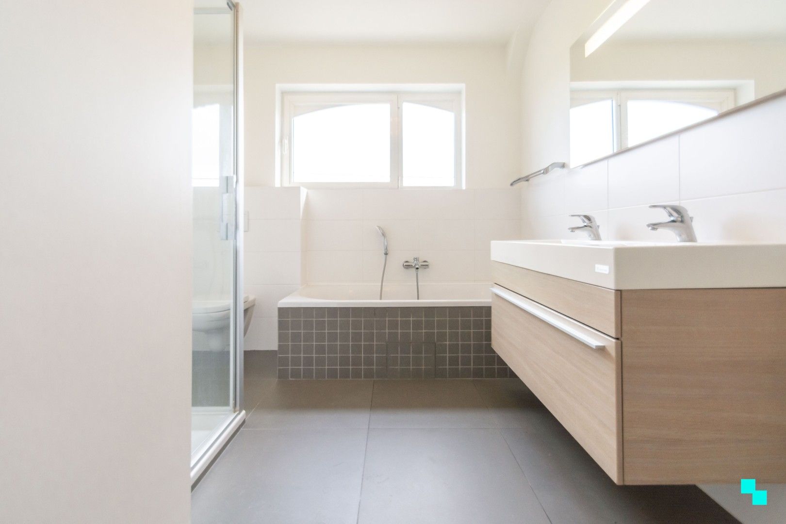 Hoogwaardige afgewerkte woning met tuin foto 16