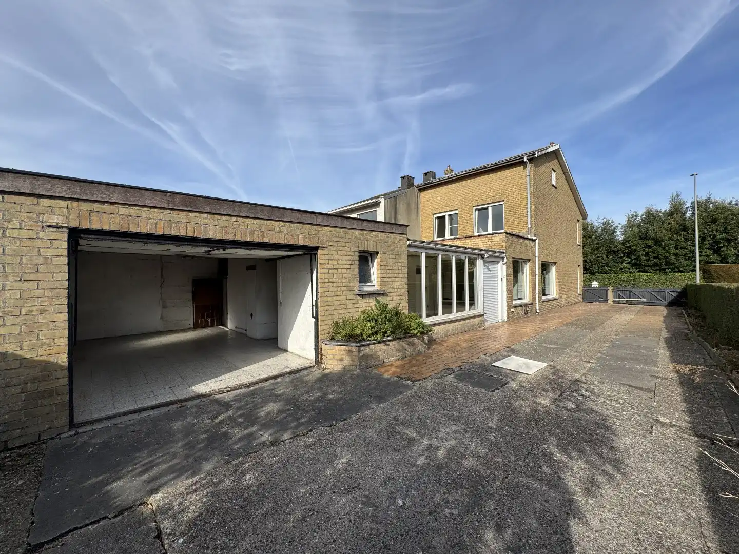Te renoveren halfopen bebouwing met bijzonder veel potentieel in rustige verkavelingswijk foto 2