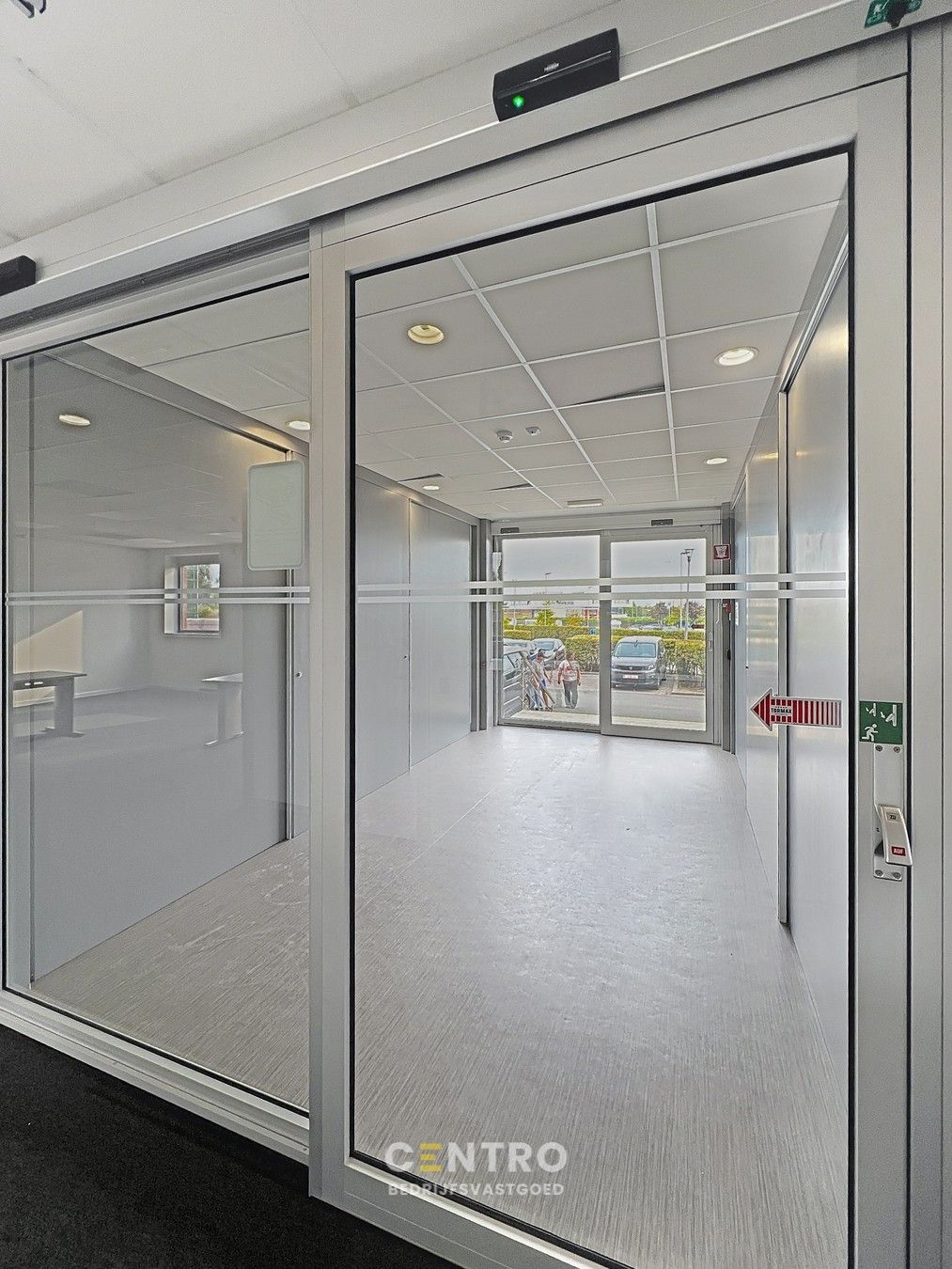 Instapklare KANTOORRUIMTE (± 700 m²) - ALL-IN formule (huur, verbruik, randaccomodatie, etc.) te IEPER. foto 3