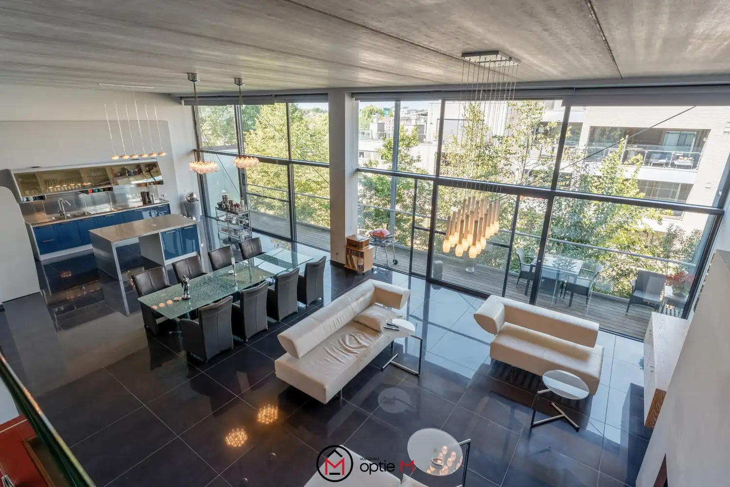 Unieke loft met 2 slaapkamers, terras en parking foto {{pictureIndex}}