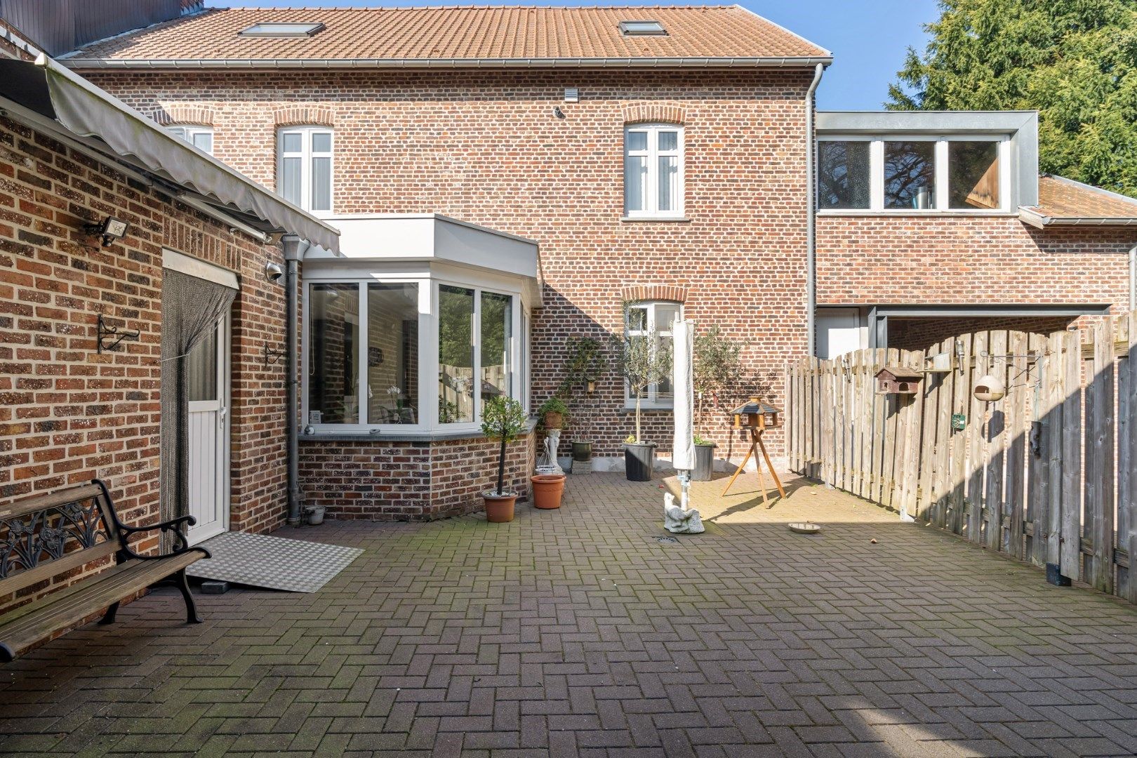 Statige herenwoning met tuin, herbestemd tot meergezinswoning met twee wooneenheden en garages in het centrum van Hoeselt foto 11