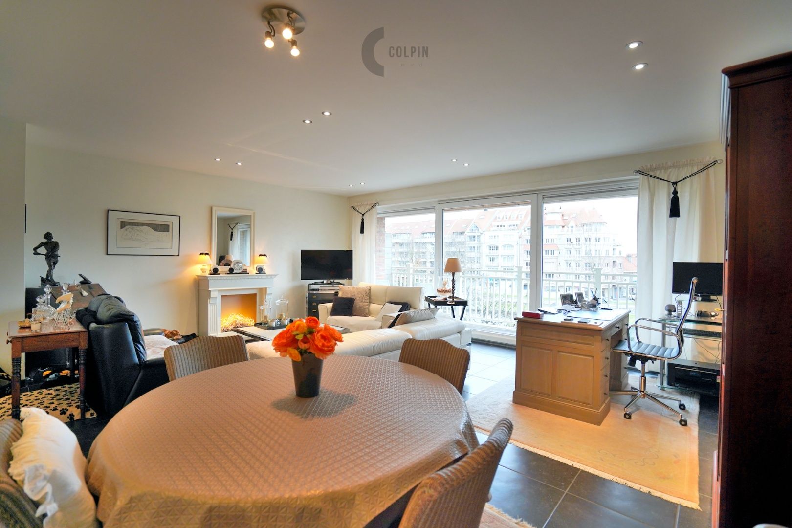 Zonnig appartement met grote terrassen op de Graaf d'Ursellaan foto 3