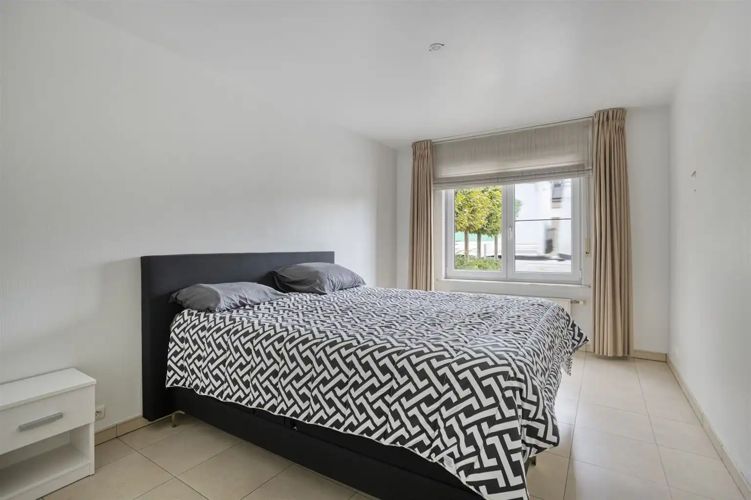 Ruim gelijkvloers appartement met gezellig, overdekt terras en ondergrondse garage, op een toplocatie vlak bij het centrum van Maaseik. foto 14