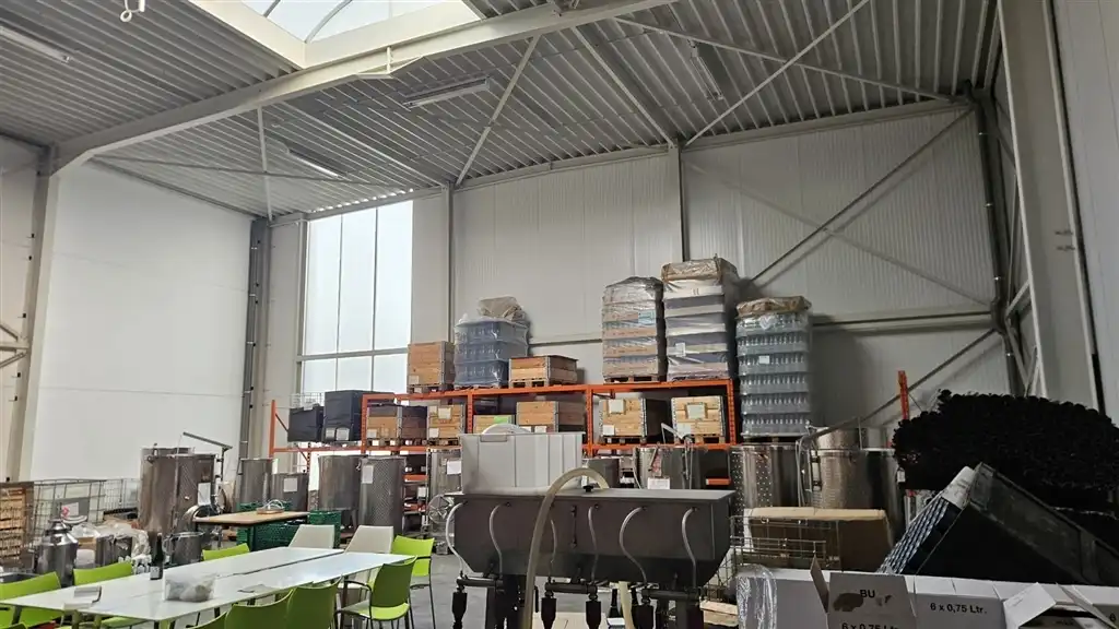 Drie afgewerkte KMO-bedrijfsgebouwen foto 6