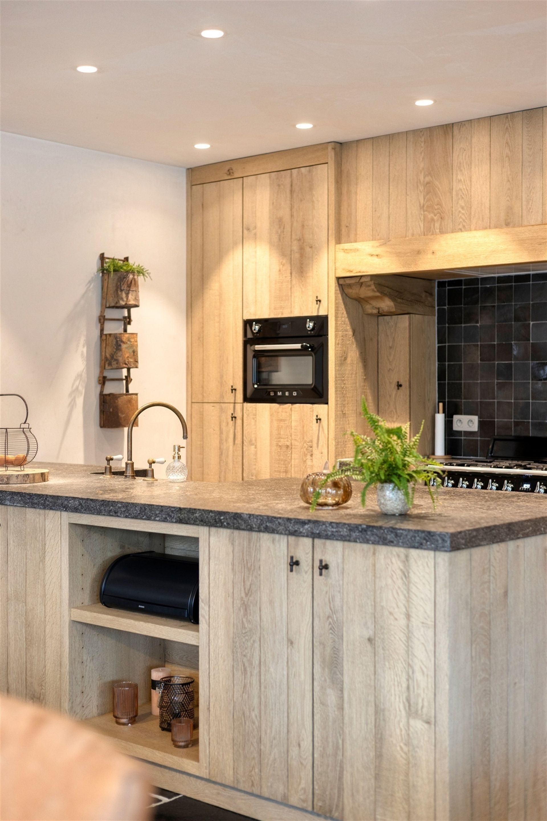 Volledige gerenoveerde woning met loods foto 12