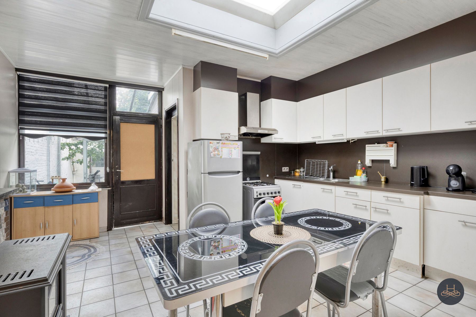 Knappe renovatiewoning met binnenplaats en 4 slaapkamers foto 7