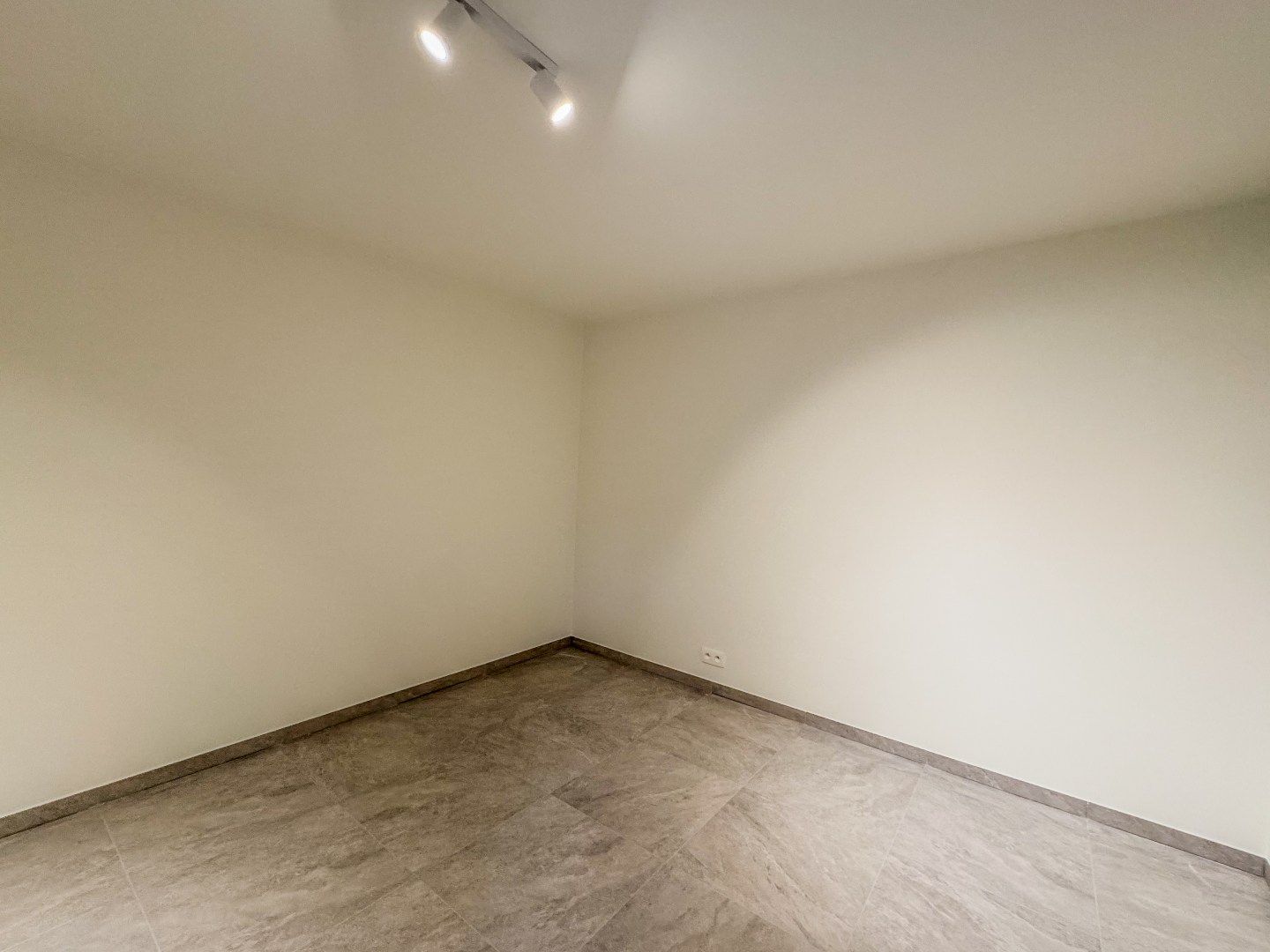 Gerenoveerde bel-etagewoning met 3 slaapkamers, garage en terras. foto 10