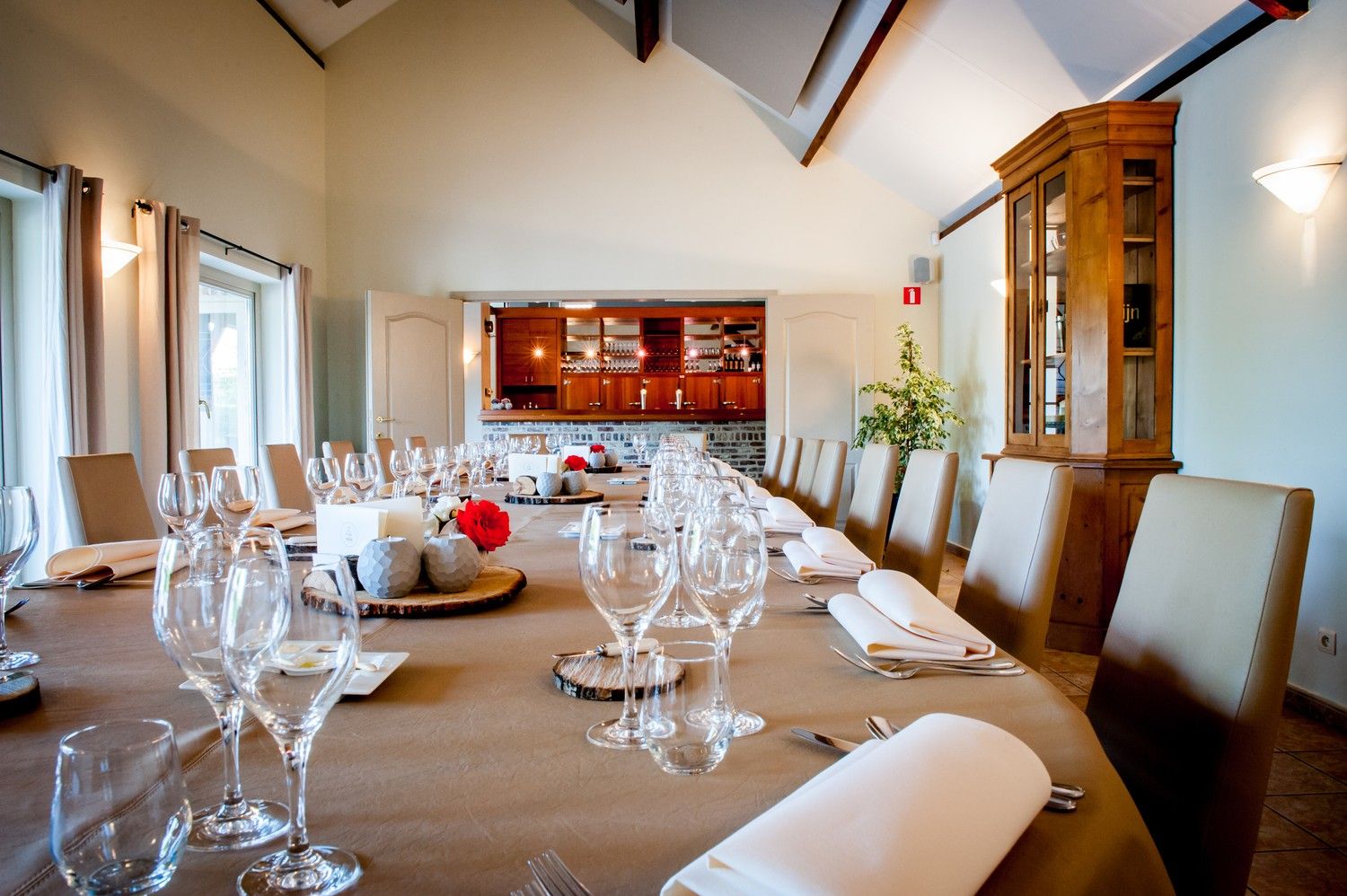 Uniek pand bestaande uit restaurant, grote feestzaal met ruime parking en woning op een domein van maar liefst van 74a. foto 39