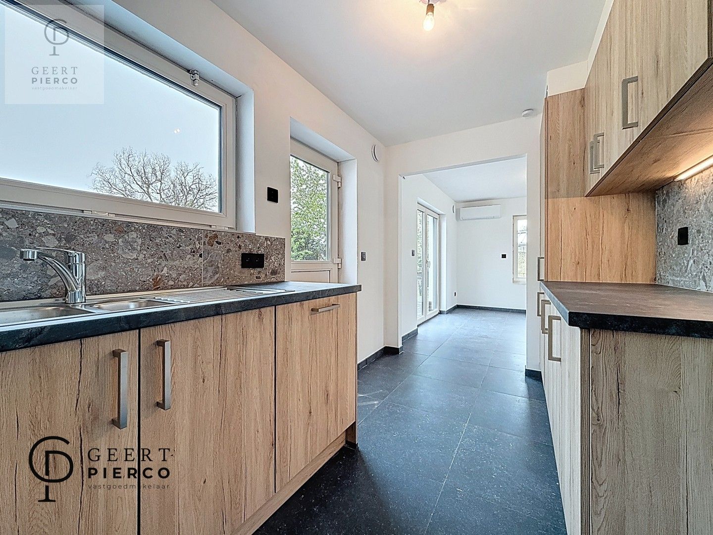 Gerenoveerde halfopen bebouwing gelegen in het rustige Gingelom. foto {{pictureIndex}}