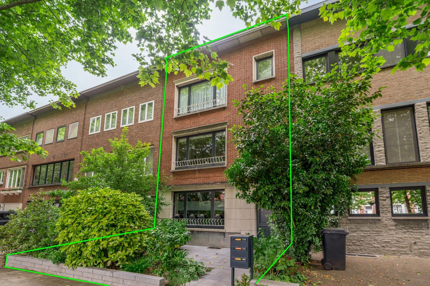 Opbrengsteigendom, gelegen in de gegeerde wijk "Pulhof" te Berchem foto {{pictureIndex}}