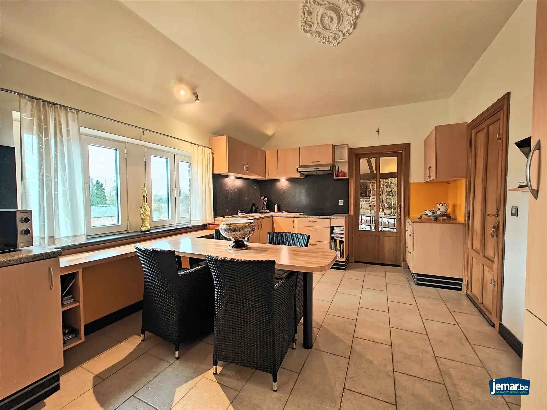 Ruim en karaktervol appartement van 190m² in het charmante Maasdorp Vucht! foto 7