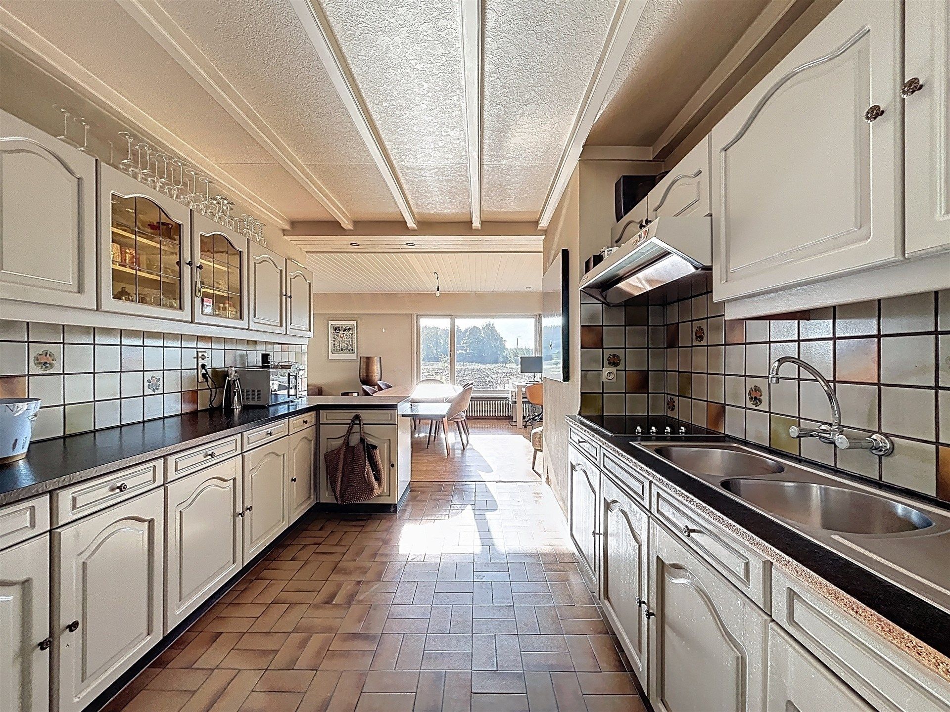 Charmante te renoveren woning op prachtig perceel van 1100m². foto 4