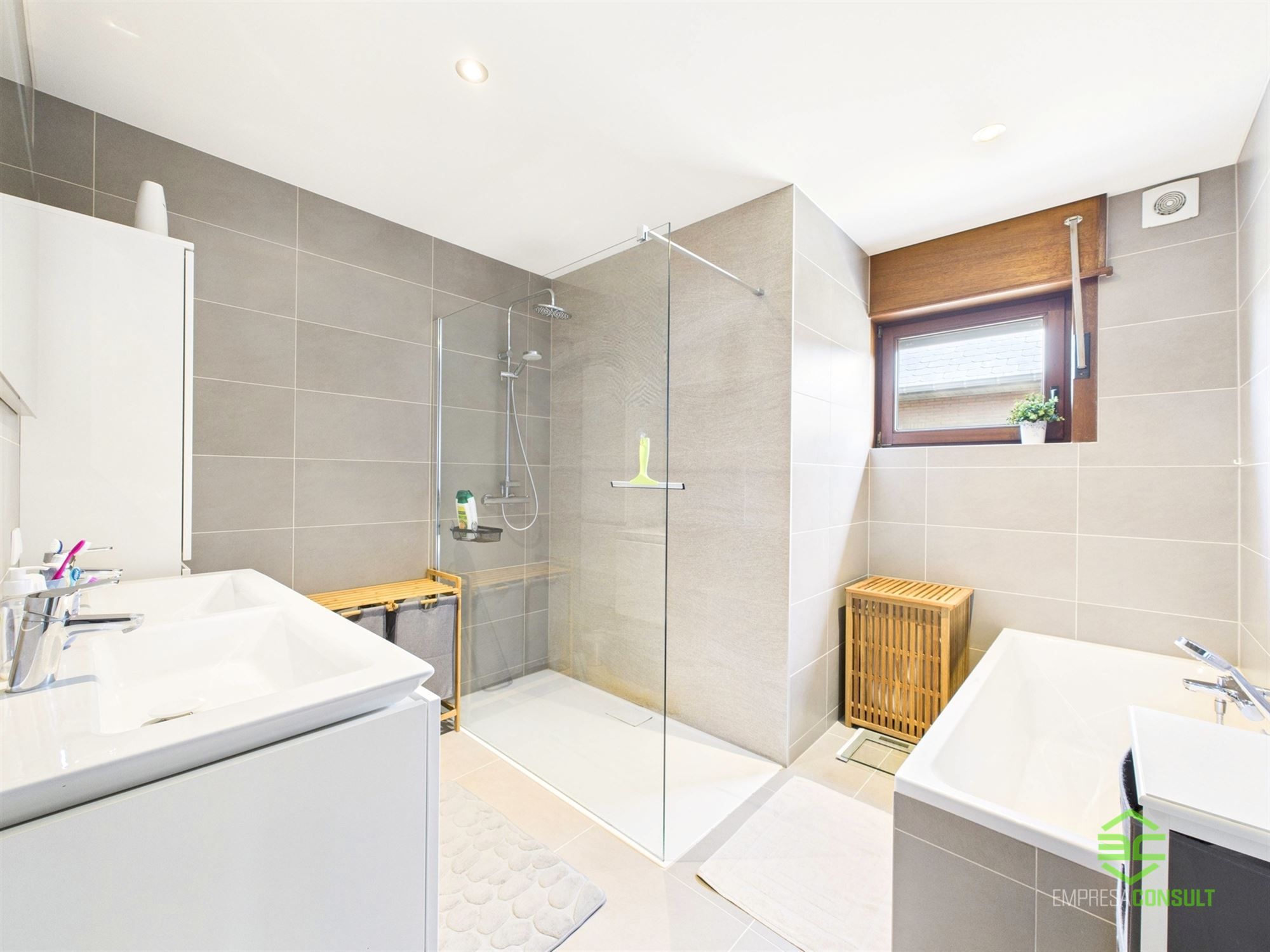 Instapklare gelijkvloerse woning met 3 slpk op 10a 21ca! foto 12