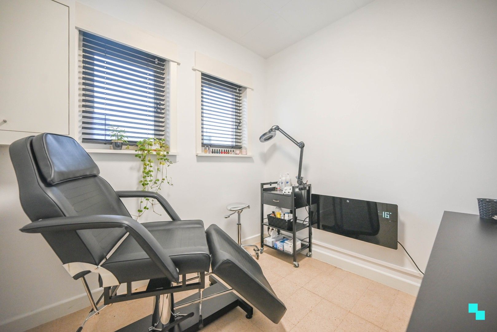 Ruime, gerenoveerde woning nabij centrum Oostrozebeke foto 4