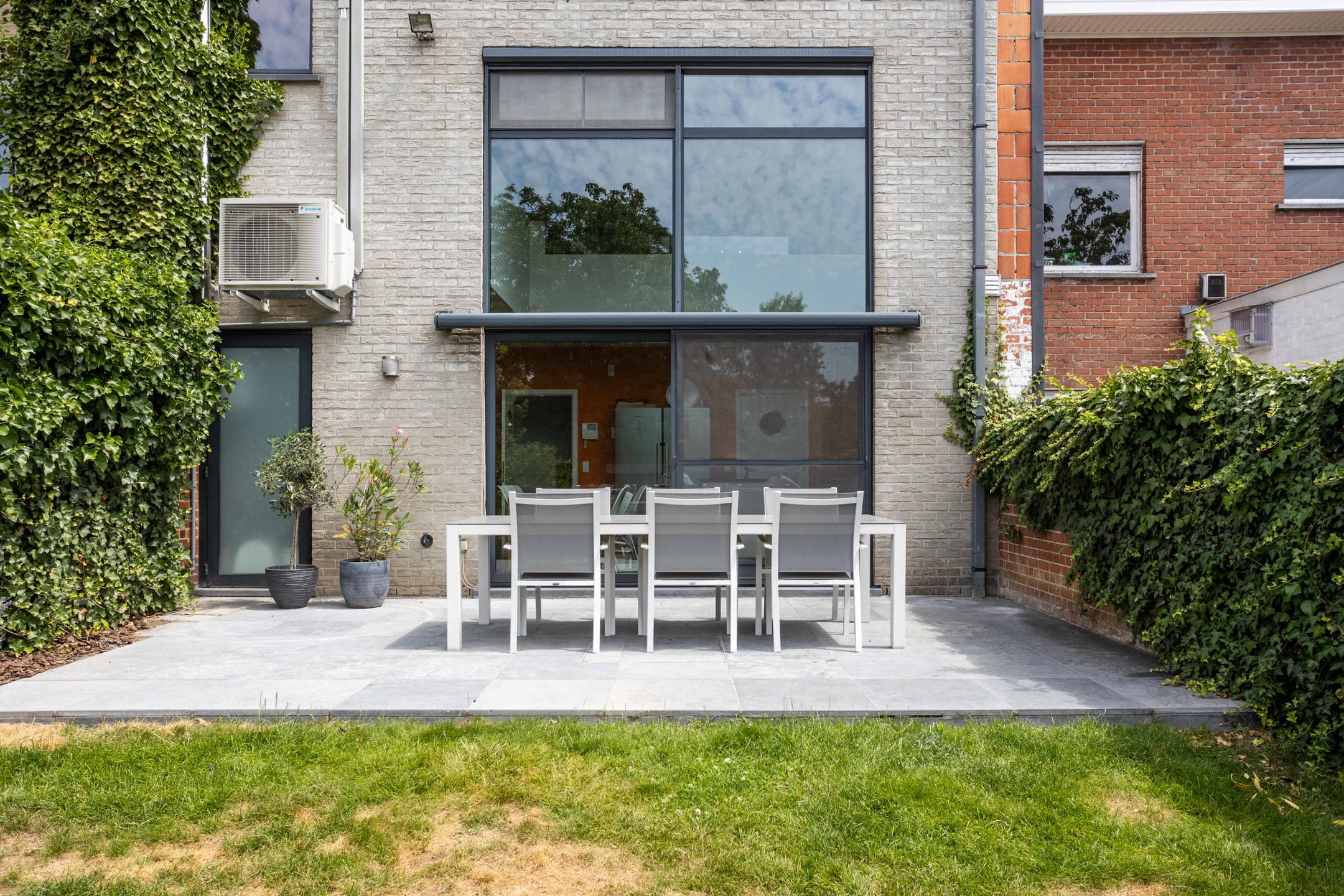 Goed gelegen, ruime & instapklare eigendom met tuin & garage foto 10