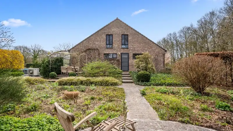 Ruime villa van 302m² op 36 are met zwembad en volledige onderkeldering foto 31