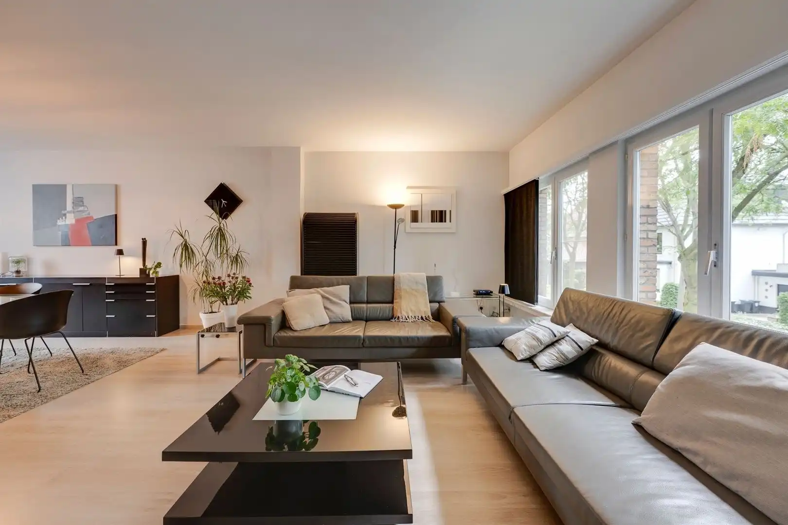 Toffe gezinswoning met 4 slaapkamers, 2 badkamers, garage en tuin foto 7