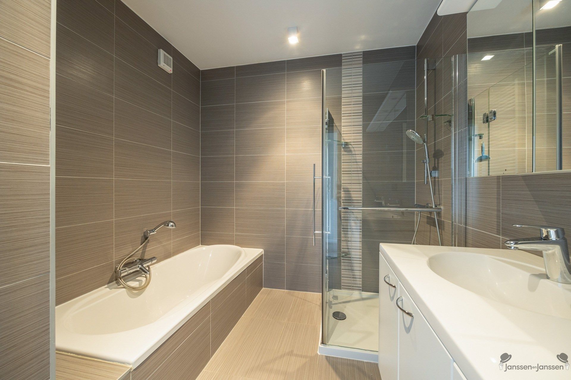 Instapklaar appartement met 2 slpks, terras en autostaanplaats foto 13