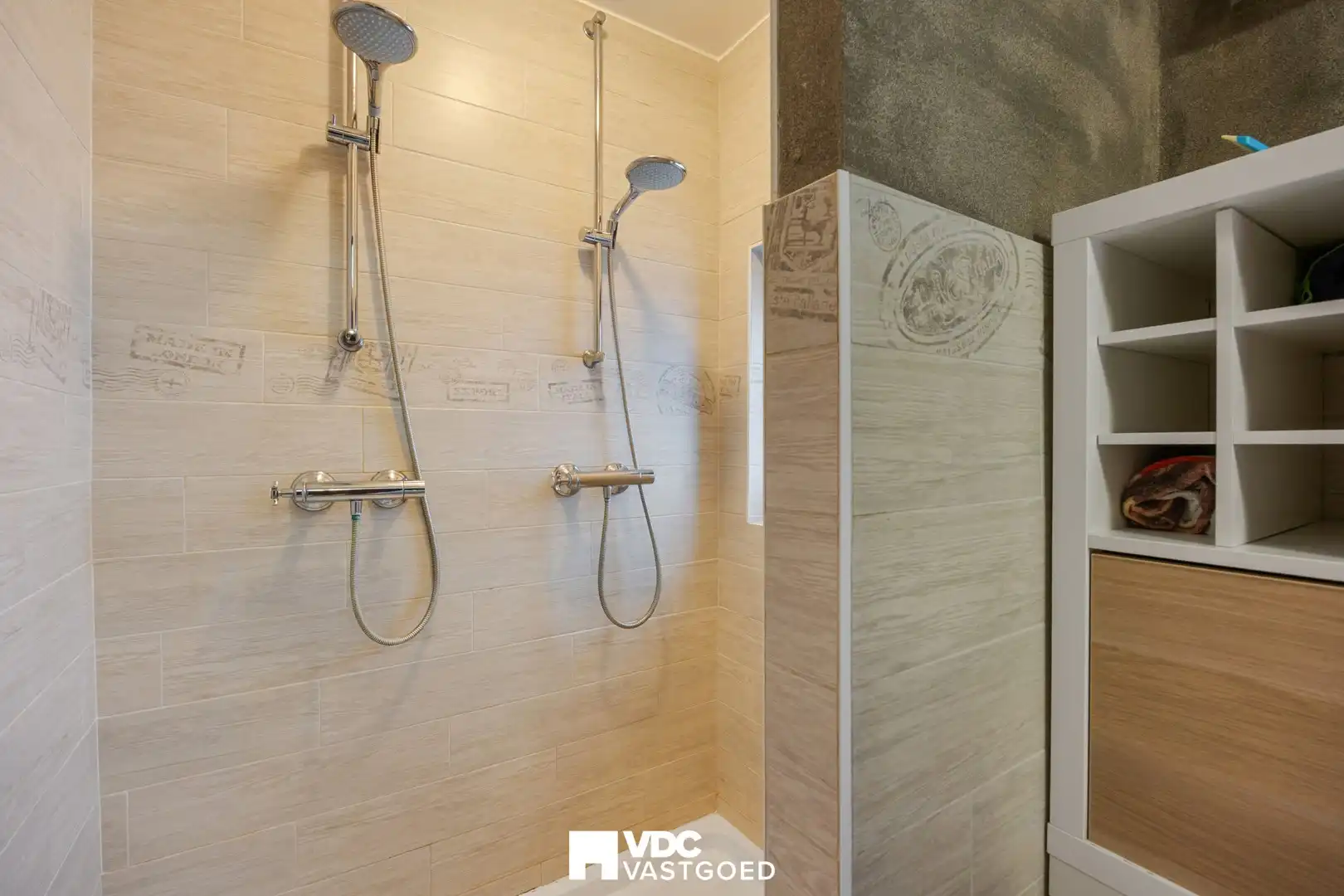 Ruime villa met praktijkruimte of extra woonruimte, zicht op bloesemweide en perceel van 1.745 m² foto 22