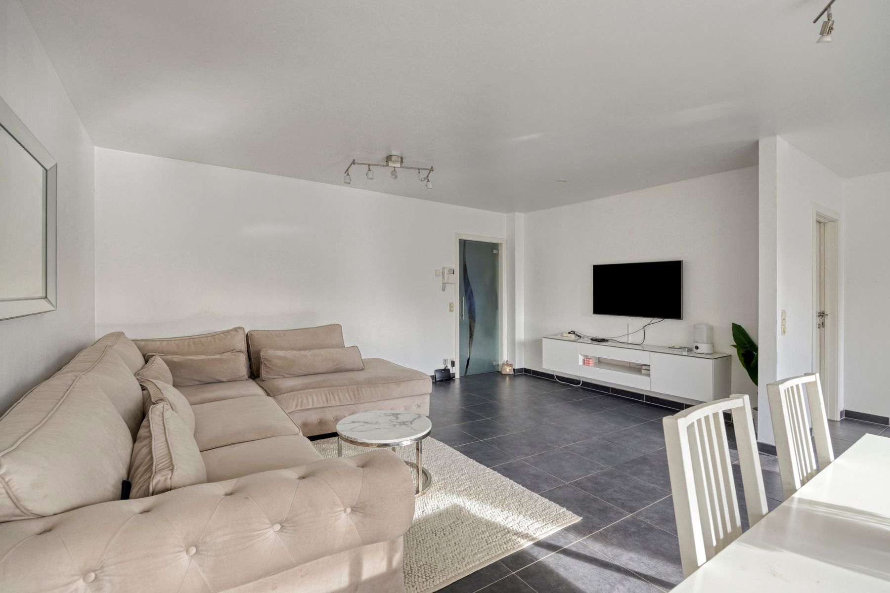 Ruim appartement met 2 slaapkamers, terras en parking  foto 2