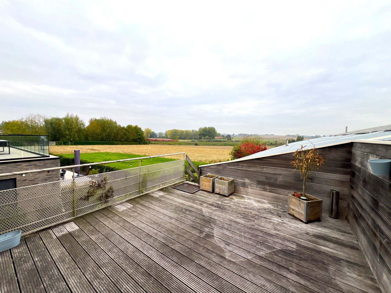 Ruim, lichtrijk appartement met dakterras foto {{pictureIndex}}