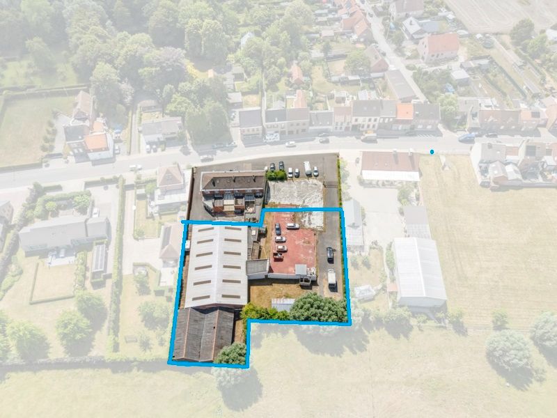 Hooglede-centrum. Prachtig gelegen projectgrond op 2de linie van +/- 2120m2. Ideaal voor de realisatie van stapelwoningen of andere vastgoedontwikkelingen. Aparte in/uitrit. foto 4