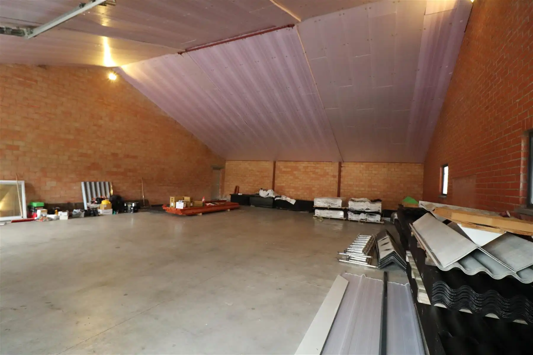 Opslagruimte van ong. 192 m², zijnde de linker opslagruimte achteraan gelegen. foto 4