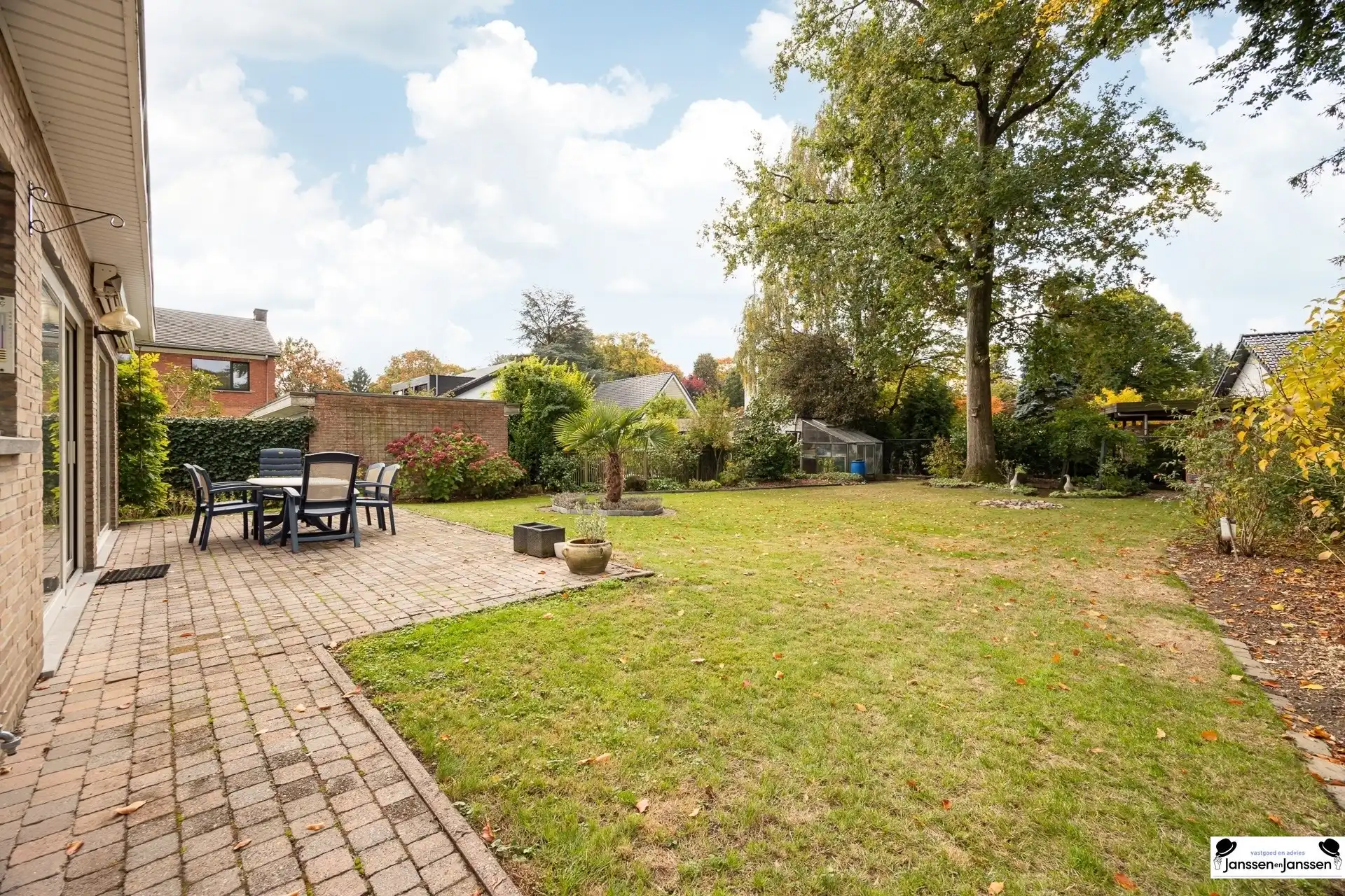 Verrassend ruime villa met ZW-gerichte tuin!  foto 23