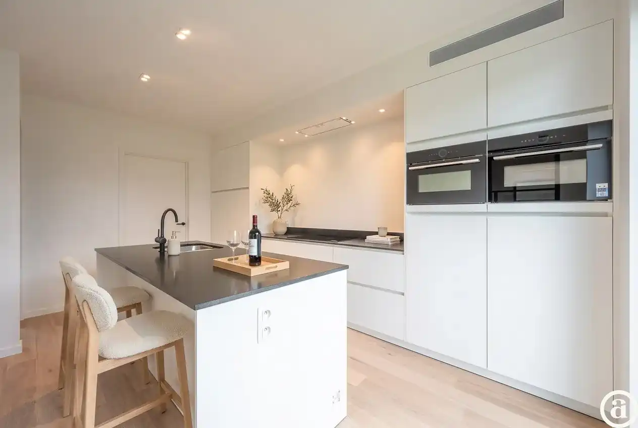 Prachtige nieuwbouw villa met 5 slaapkamers gelegen in een rustige residentiële omgeving.  foto 5