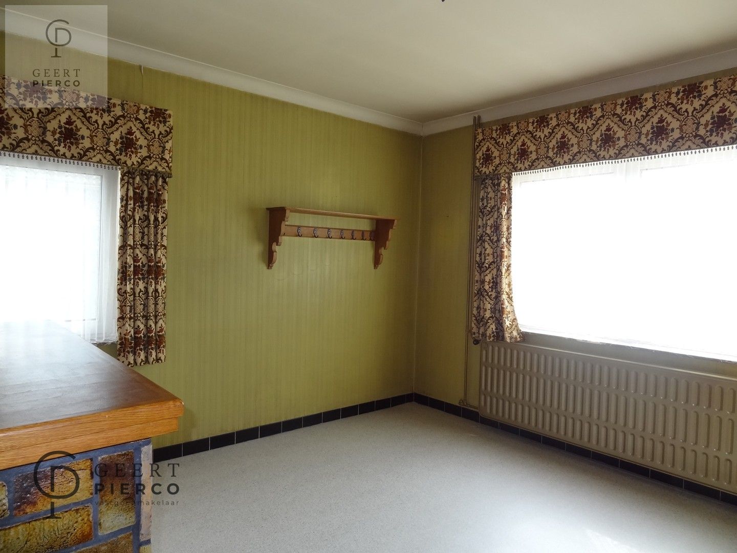 Centraal tussen Hasselt en Sint-Truiden, treffen we aan de Steenweg 56 te Alken deze te renoveren woning met drie slaapkamer, garage en tuin op een perceel van 8a03ca (breedte perceel circa 22m). foto 3