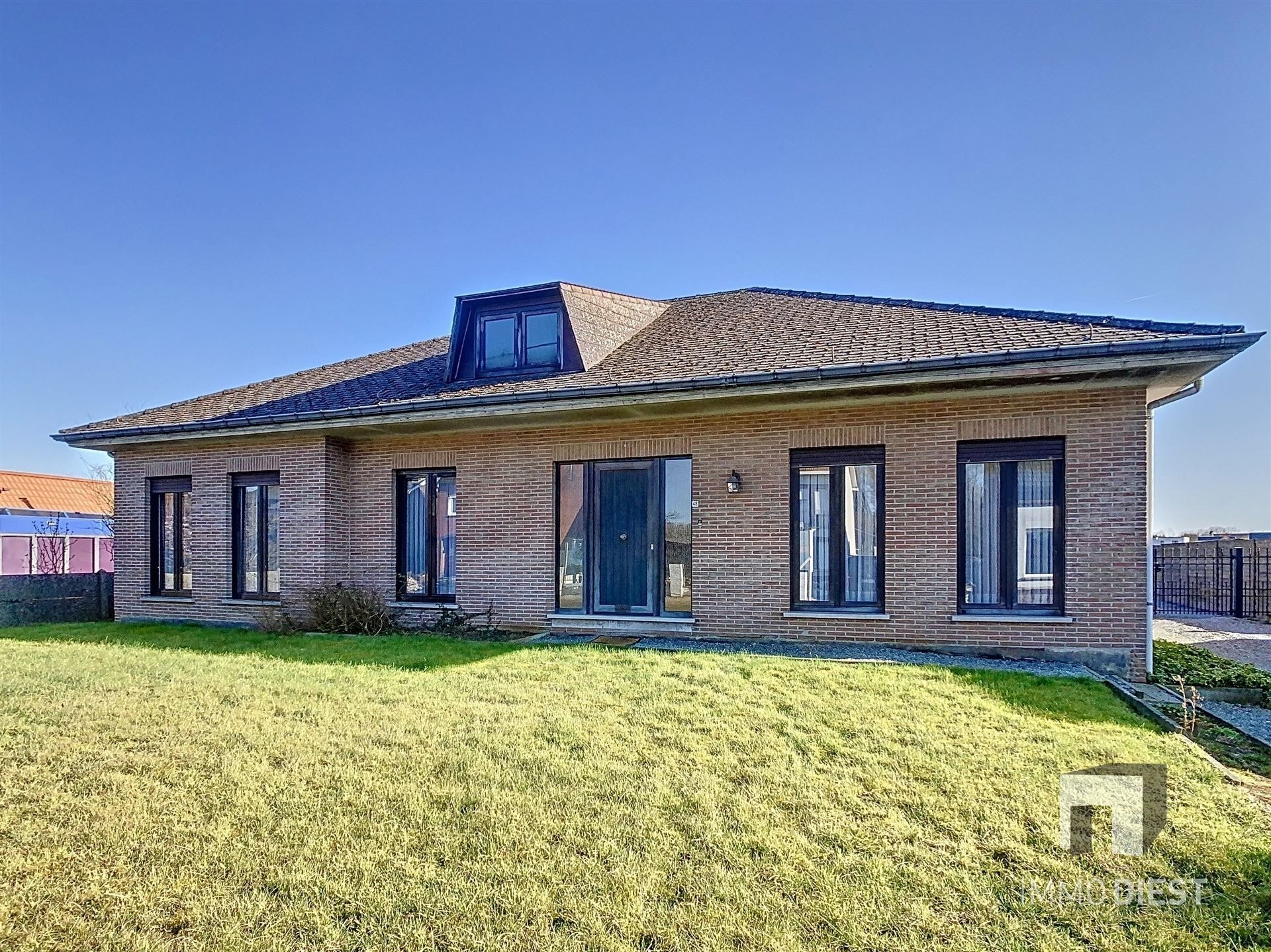 Hoofdfoto van de publicatie: Op te frissen, gelijkvloerse woning op een knap perceel van 14a 85ca met gunstige ligging te Vorst.