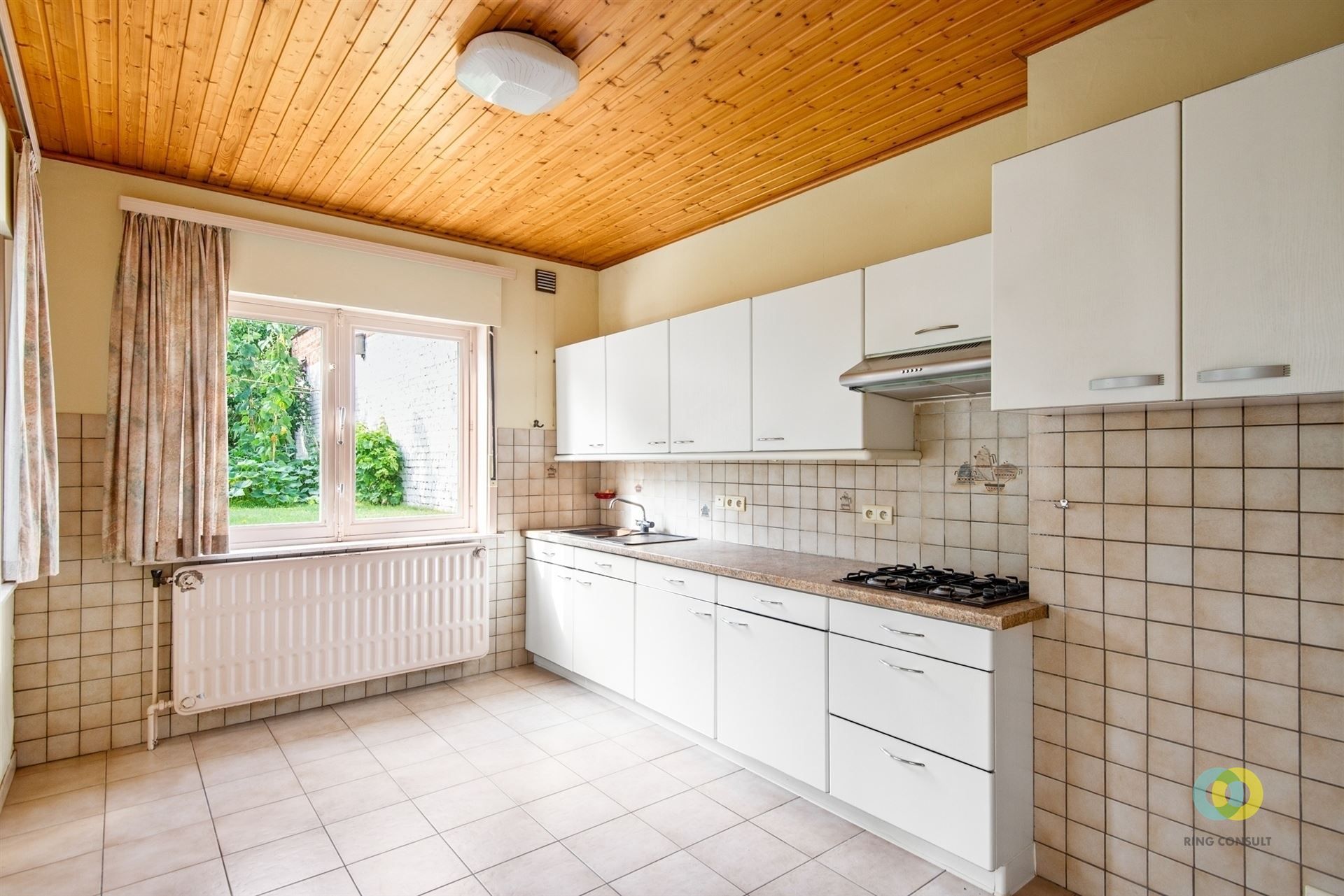 Op te frissen woning met tuin en potentieel foto 4