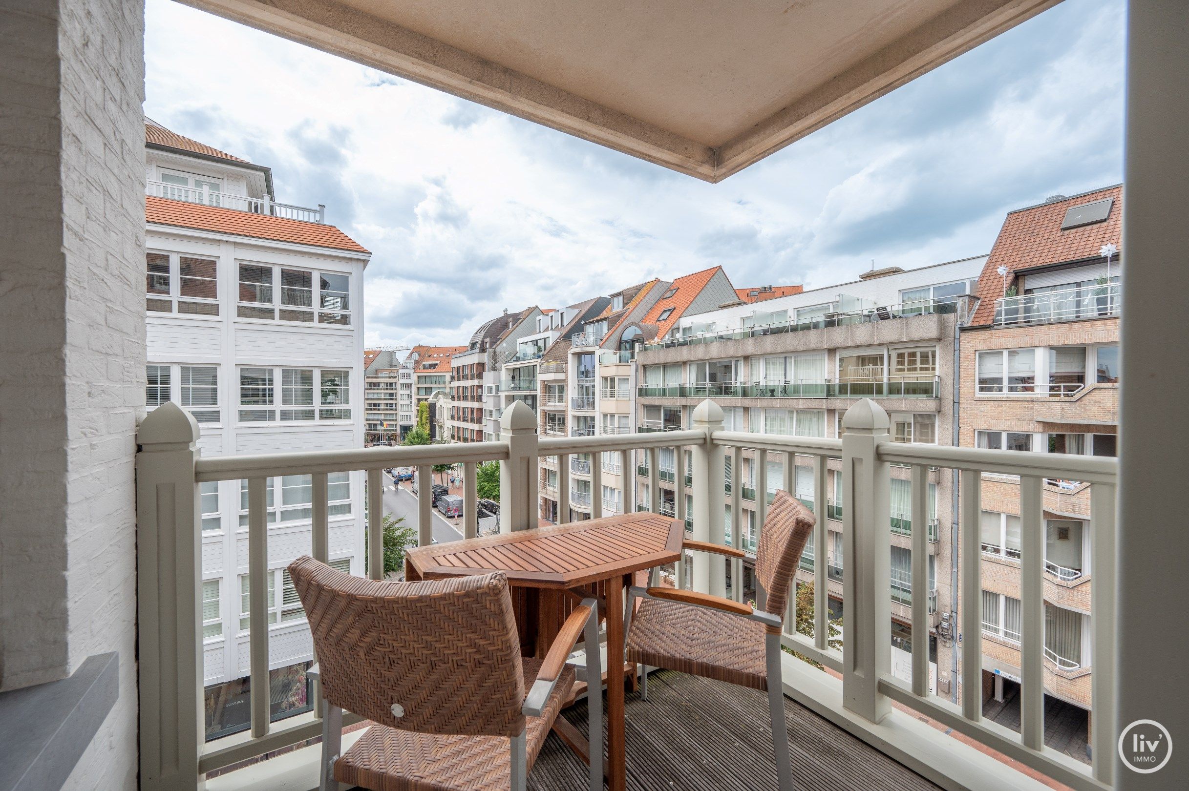 Prachtig HOEKappartement met 3 slaapkamers gelegen in een recente residentie op de Dumortierlaan te Knokke.  foto 2