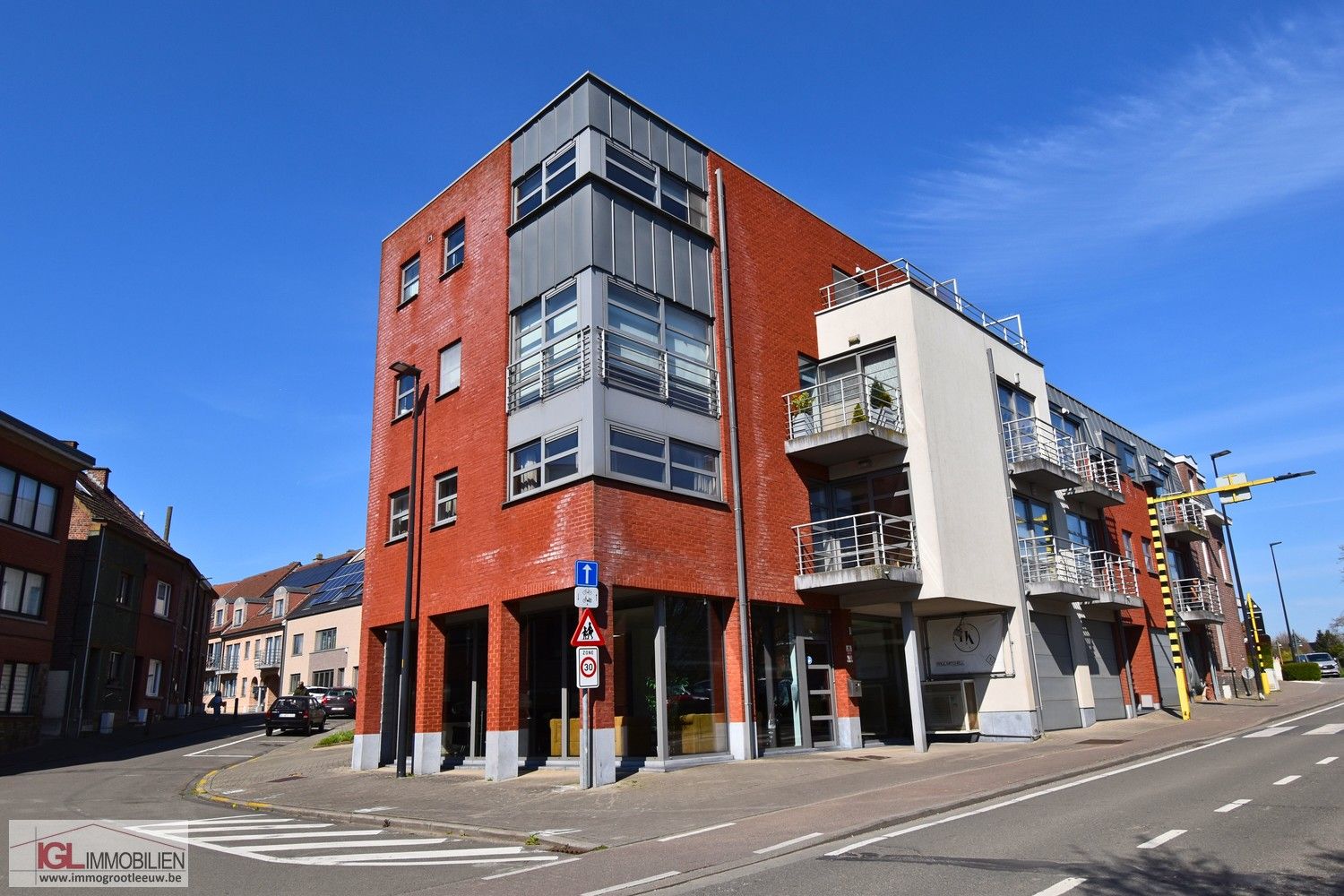 Recent appartement met 2 slaapkamers en grote garage in het centrum van Vlezenbeek foto {{pictureIndex}}