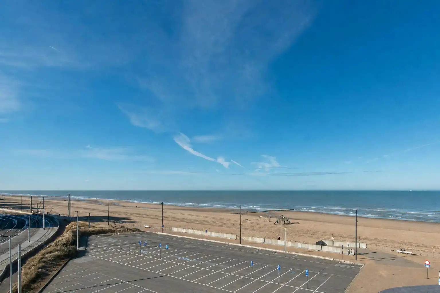 Gerenoveerd hoekappartement met prachtig open zicht foto {{pictureIndex}}