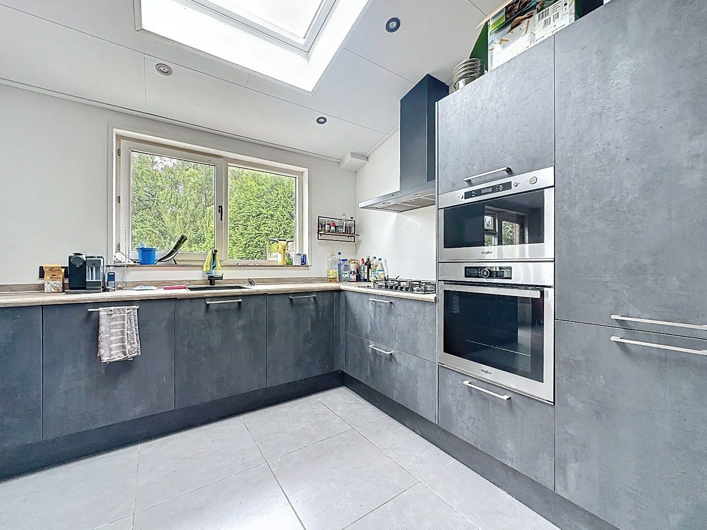 Gerenoveerde half vrijstaande woning met royale tuin en dubbele garage. foto 17