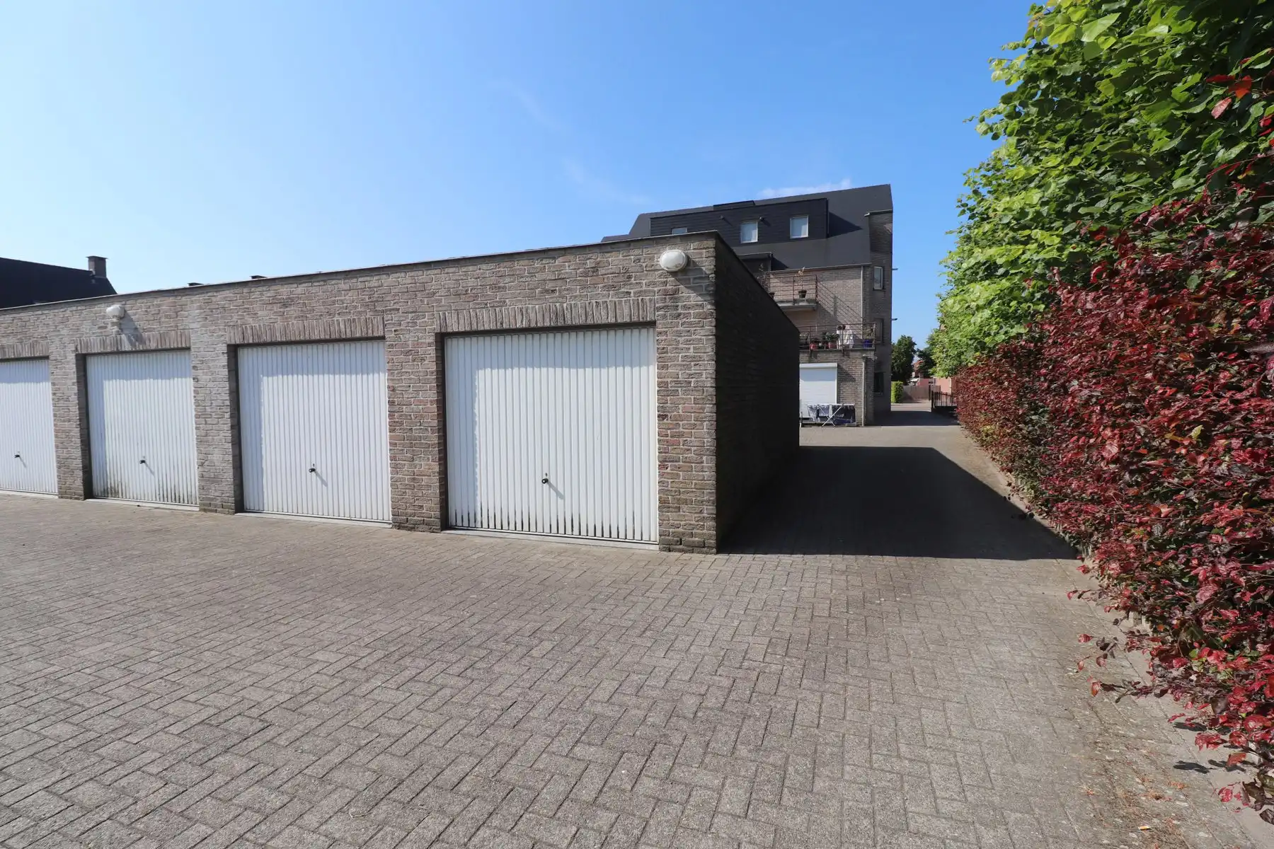 Ruim 1-slaapkamerappartement (121m²) met lift, terras, garage en autostaanplaats. foto 14