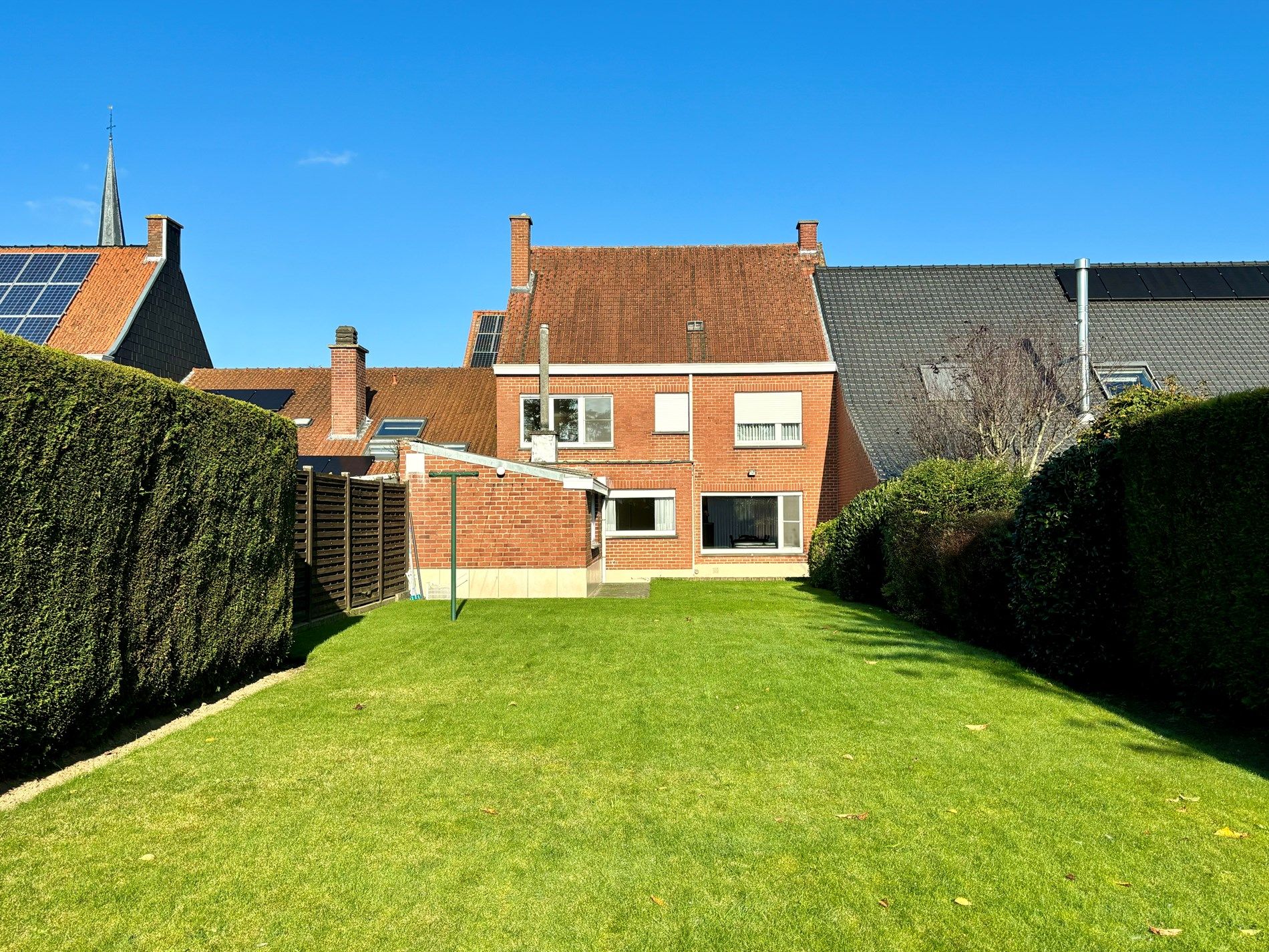 Hoofdfoto van de publicatie: Ruime en lichtrijke woning met 4 slaapkamers, prachtige tuin en tal van mogelijkheden in Bavikhove!