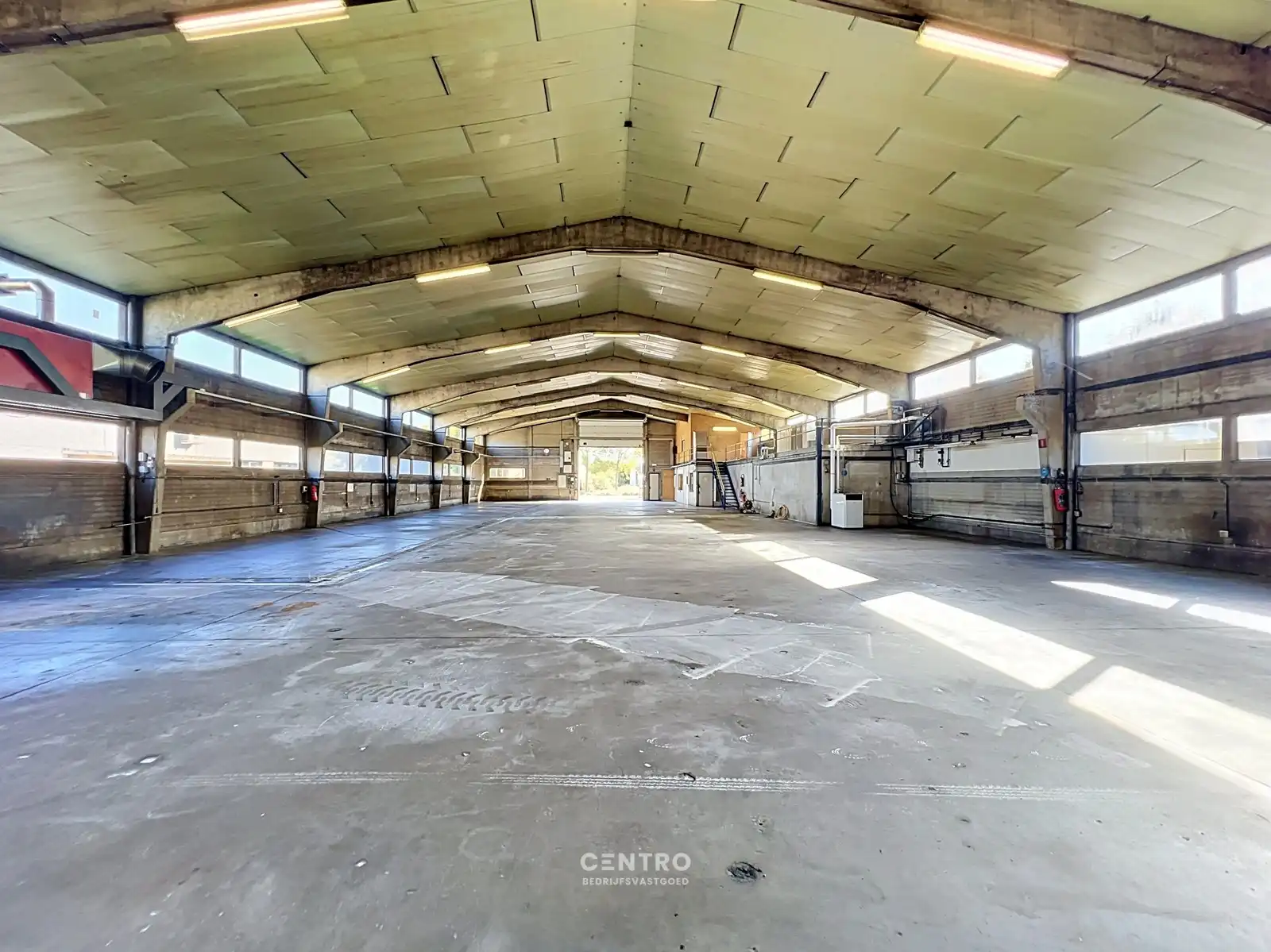 Magazijn met bureel (± 840m²) op INDUSTRIEZONE met gelijkvloerse LICHTRIJKE woonst  (o.a. 3 slpks, 2 garages,...)  op een prachtig HOEKperceel van 2.061 m² te Diksmuide! foto 9