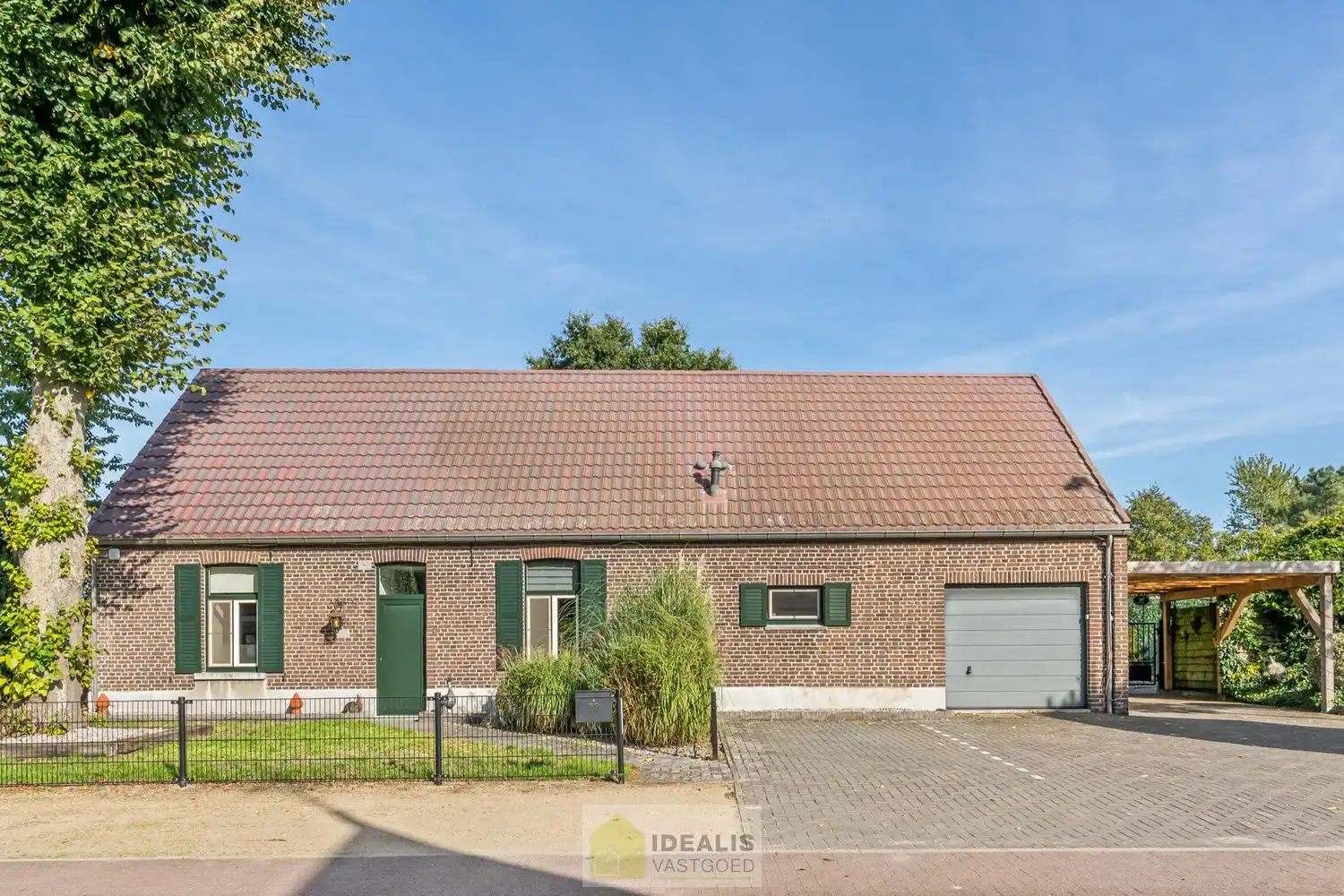 IDEALIS VASTGOED – KARAKTERISTIEKE INSTAPKLARE LANGGEVELHOEVE MET 5 SLAAPKAMERS, SFEERVOLLE LEEFRUIMTE EN AANSLUITEND VERANDA MET VOLZICHT OP DE PRACHTIGE TUIN EN ACHTERLIGGENDE WEILANDEN OP EEN PERCEEL VAN MAAR LIEFST 1,6 HECTARE (16.000M²)!! Deze karakteristieke hoeve uit 1904 omvat +- 231m² netto bewoonbare oppervlakte met een sfeervolle woonkamer die uitgeeft op de lichtrijke veranda, aansluitend een goed uitgeruste keuken voorzien van alle comfort, 5 slaapkamers waarvan één gelijkvloers en een badkamer voorzien van douche én dubbel badkamermeubel.. Deze langgevelhoeve biedt een unieke kans voor kandidaten op zoek naar een instapklare woning voorzien van alle comfort, ruimte en een prachtig aangelegde tuin met achterliggende weilanden. foto 2
